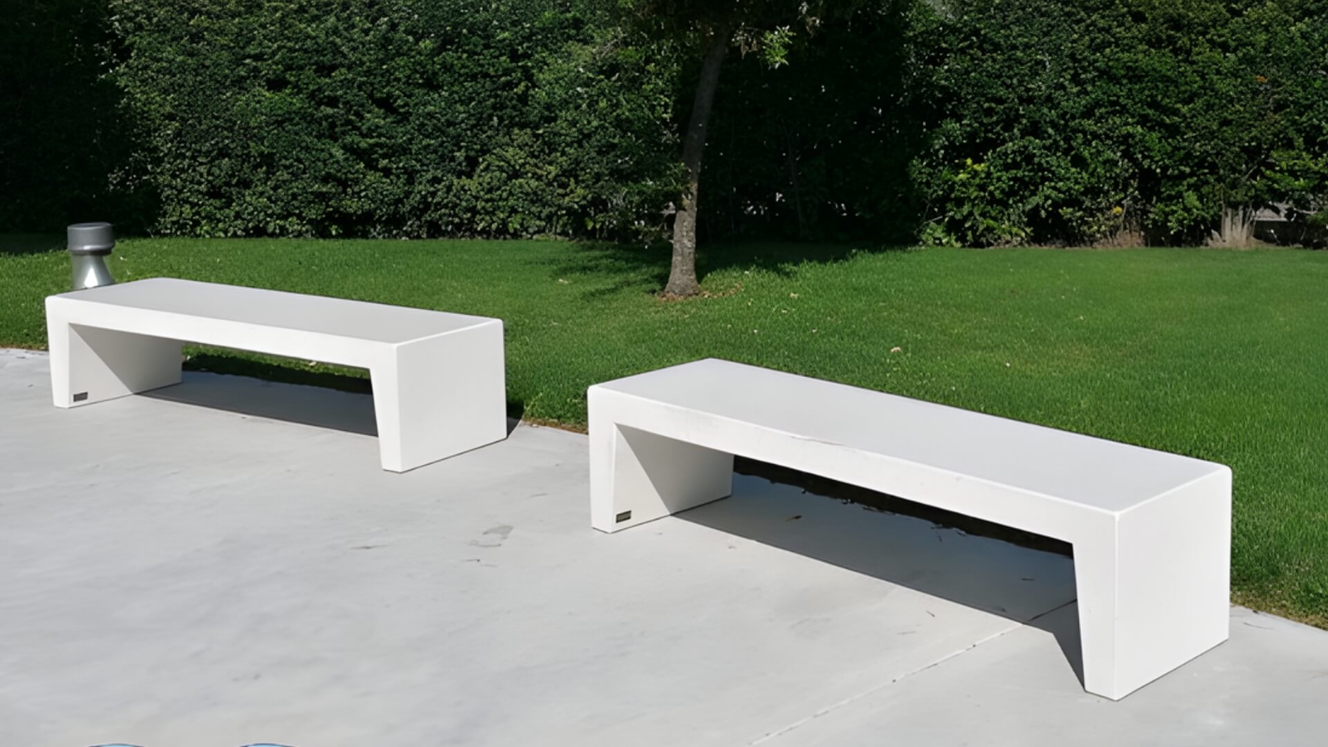 Betonnen zitelement met moderne witte betonnen banken voor de buitenruimte