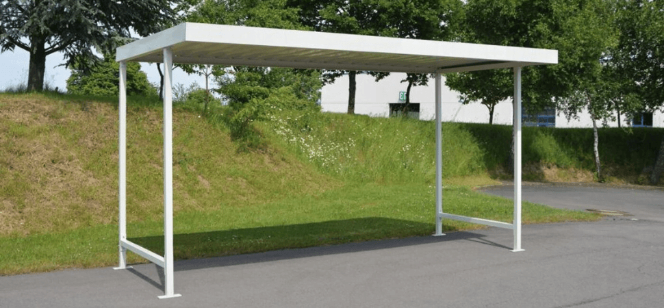 Witte rookoverkapping in RAL 9002 met plat dak en stalen frame, geplaatst op asfalt in groene buitenomgeving.