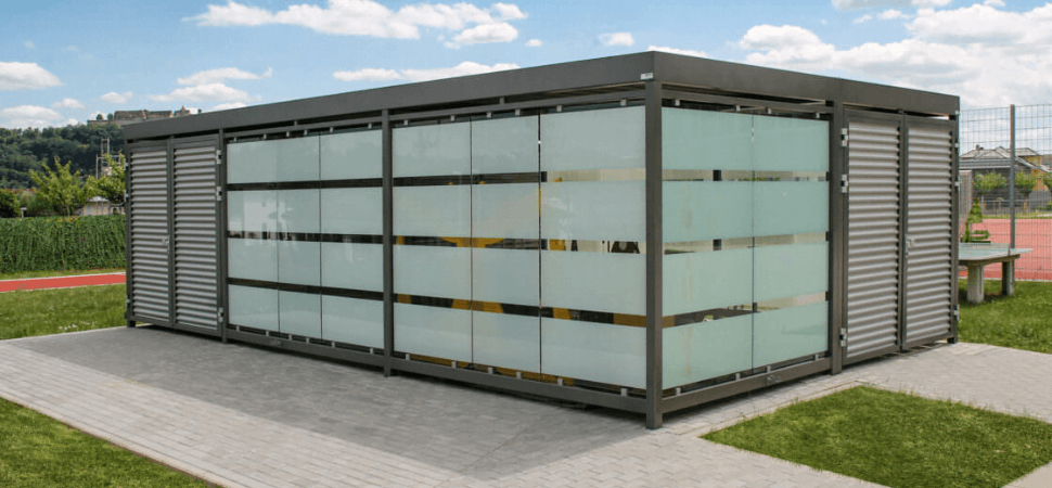 Materiaaloverkapping voor opslag van goederen, geplaatst naast een tennisbaan.