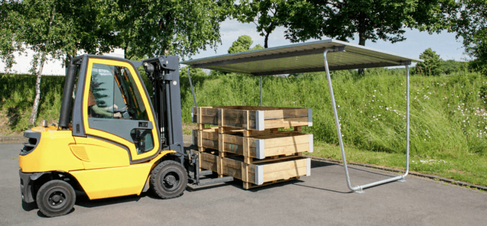Heftruck plaatst een pallet onder een overkapping voor opslag voor goederen.