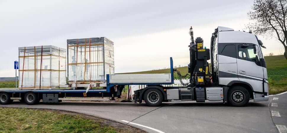 Levering van een fietsoverkapping en rookoverkapping, op transport vrachtwagen.