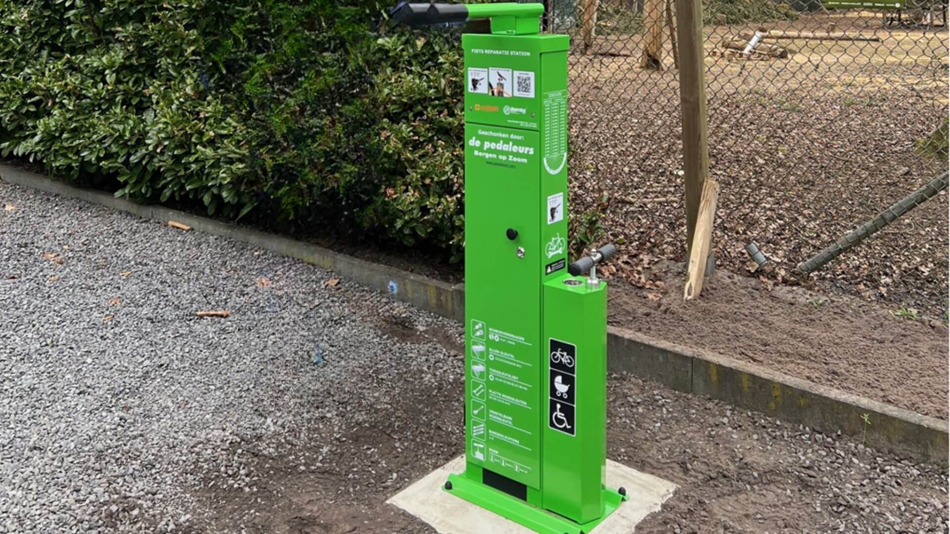 Fietsreparatiestation met pomp en gereedschap in groene uitvoering