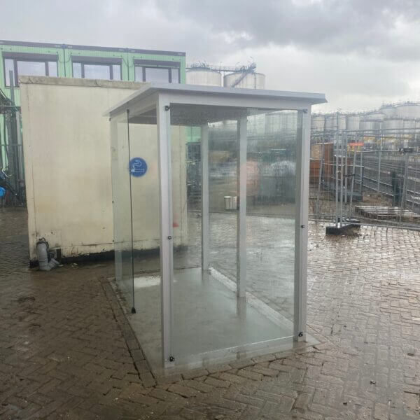 Rookabri-Marne-270x150-Umfeldt-kopen Rookabri met betonfundering geplaatst achter een bedrijfsterrein.