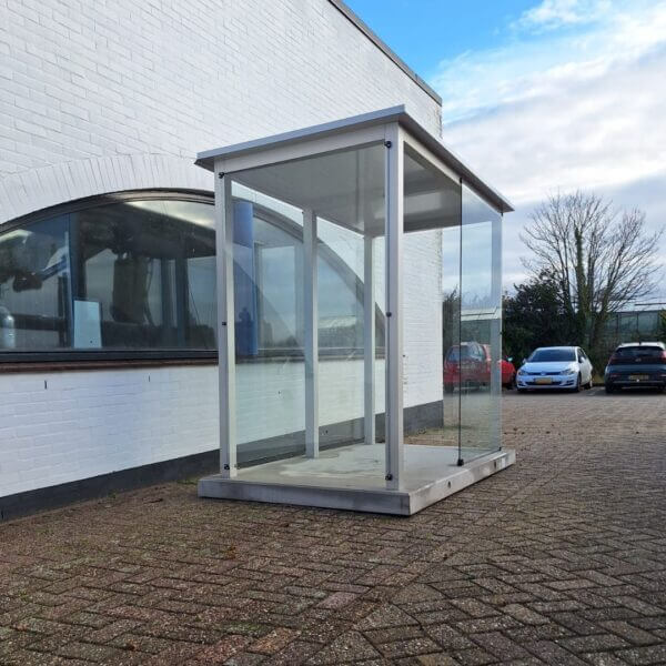 Rookabri met extra voorscherm kopen Rookabri Hunze in geanodiseerd aluminium met extra voorscherm en veiligheidsglas, geplaatst bij Schoonderbeek Installatietechniek.