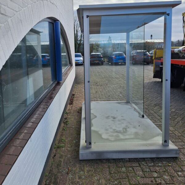 Rookabri met veiligheidsglas kopen Compacte rookabri Hunze met geanodiseerd aluminium frame, ESG-veiligheidsglas en betonnen vloerplaat, geleverd en geplaatst bij Schoonderbeek Installatietechniek