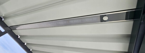 Rokersoverkapping met LED-verlichting kopen Detail van het trapeziumdak van de Rokersoverkapping Keulen bij Friesland Campina in Bedum – geïntegreerde LED-verlichting met bewegingssensor voor energiezuinig gebruik.