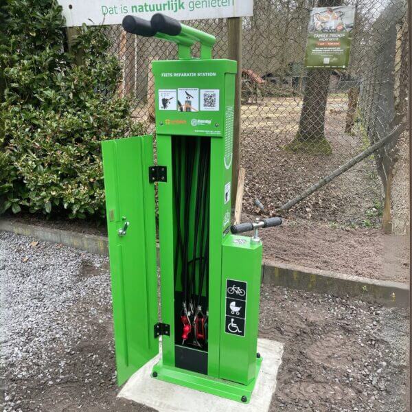 Bike repair station kopen van Ibombo kopen Bike repair station in appelgroen geplaatst op beton.