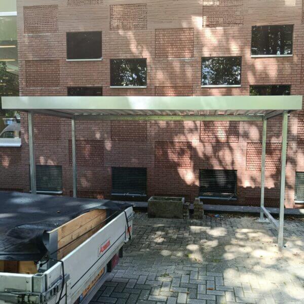 Bouwpakket rookhok direct online aanschaffen Rookabri van verzinkt staal als bouwpakket geplaatst bij schoolgebouw