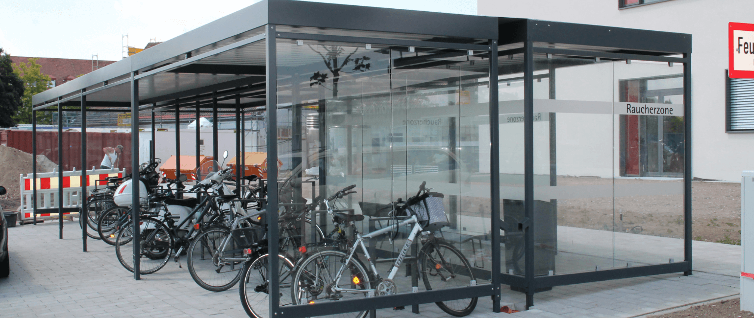 Combinatie fietsoverkapping en rookabri