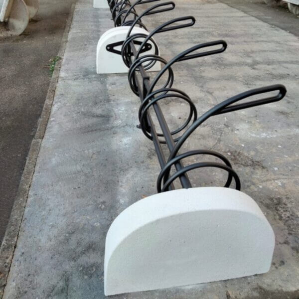 Design fietsenrek met betonvoet en leunbeugel en slotoog kopen Design fietsenrek met betonvoet en zwarte leunbeugel voorzien van slotoog