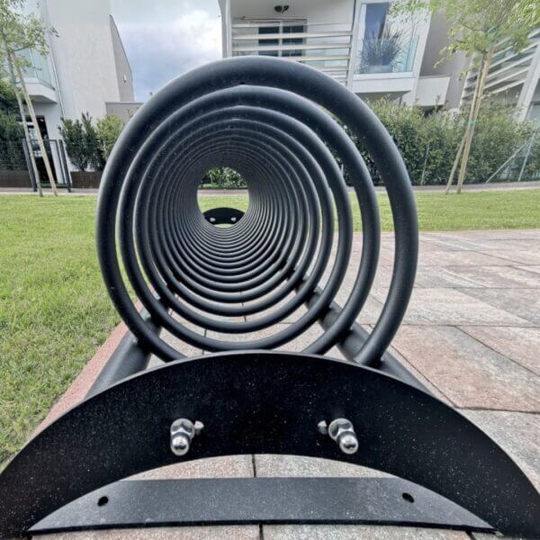 Design fietsenrek voor meerder fietsen kopen Design fietsenrek van staal in kleur zwart met ronde vormen voor meerdere fietsen, geschikt voor buitengebruik.