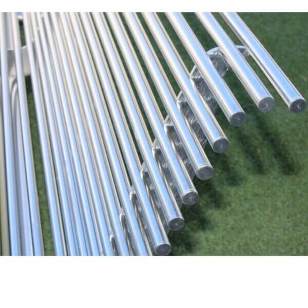 Detailfoto van een buitenbank in RVS Detail van RVS parkbank met ronde buizen en duurzame afwerking.