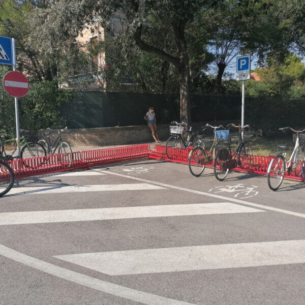 Fietsenrek Gamma direct online bestellen Rood fietsenrek Gamma met geparkeerde fietsen op een openbare parkeerplaats