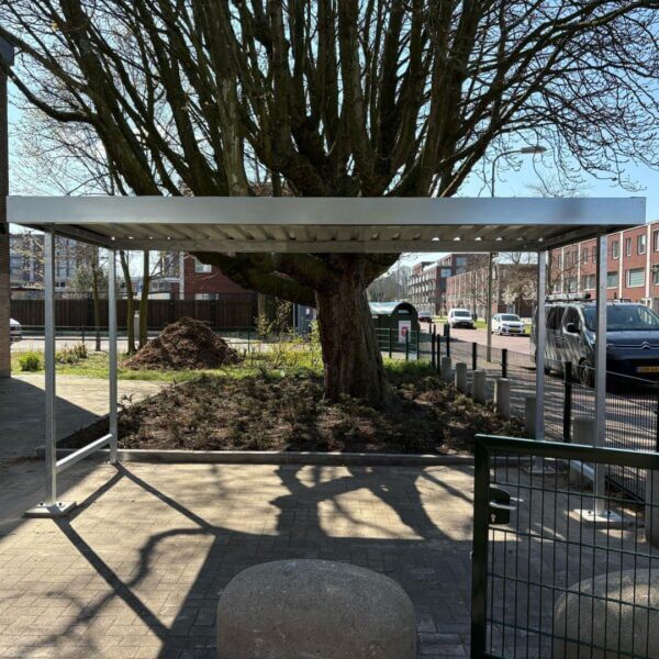 Fietsenstalling online bestellen Fietsenstalling van verzinkt staal op betonpoeren bij boom in stedelijke omgeving