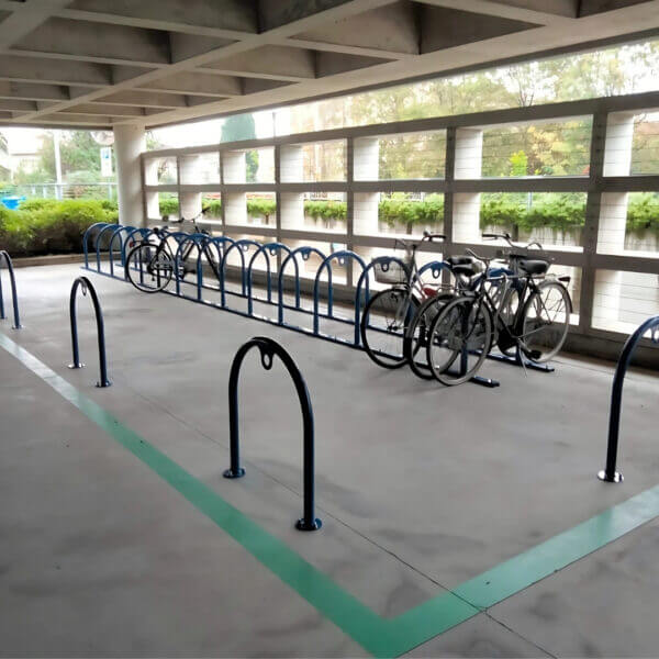 Fietsnietje verzinkt voorzien van slotoog kopen Blauwe fietsnietjes met slotoog en fietsenrek in parkeergarage