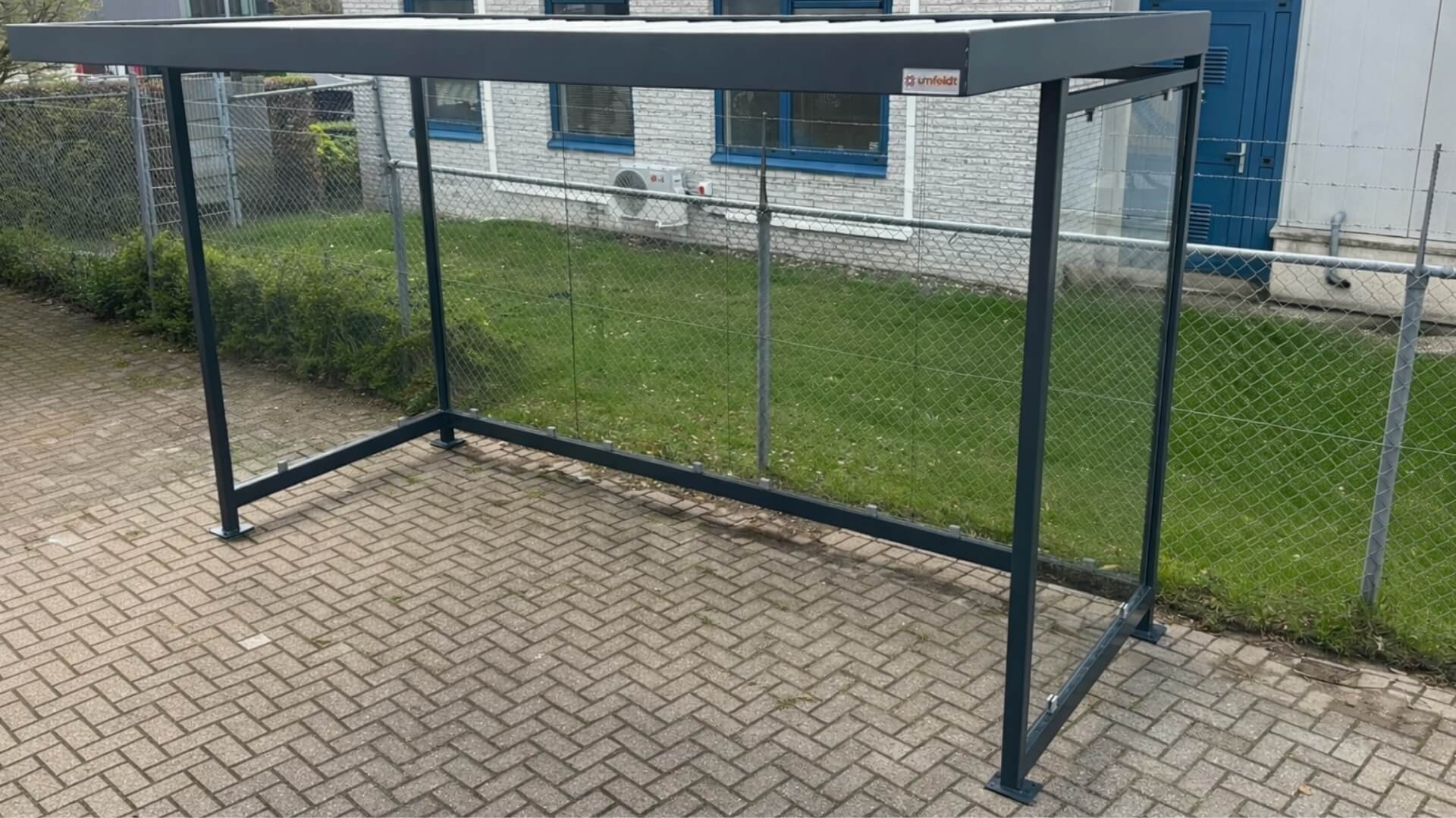 Rokersoverkapping Keulen van verzinkt staal met glazen wanden geplaatst bij bedrijfsterrein in RAL 7016 uitvoering