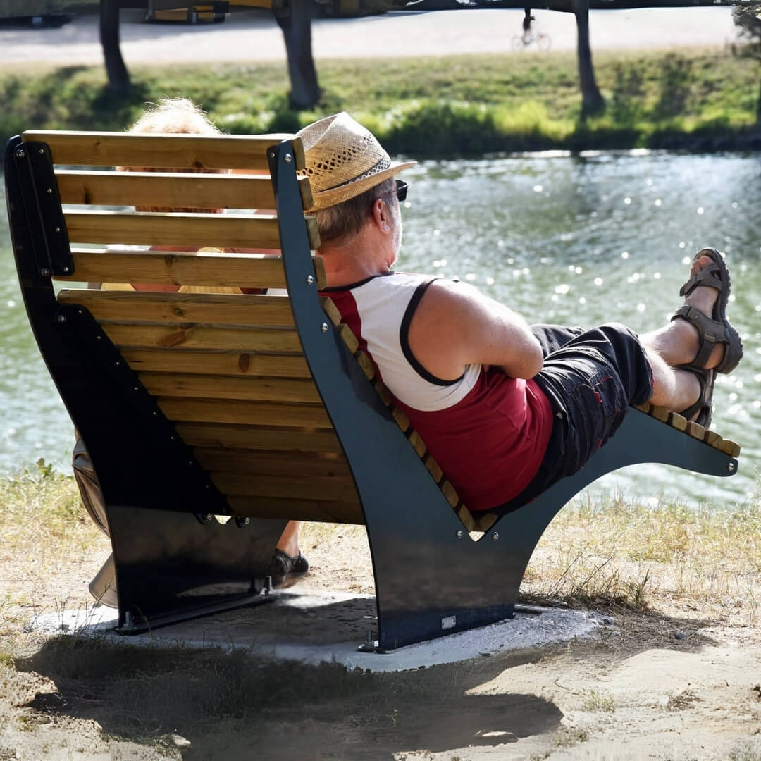 Comfortabele houten loungestoel voor buiten aan het water