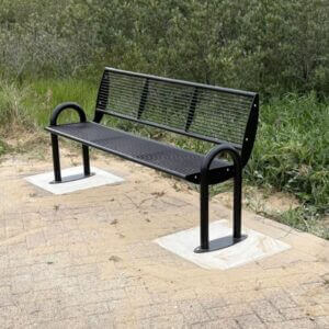 Zwarte parkbank van staal met rugleuning geplaatst op tegels in een natuurlijke omgeving