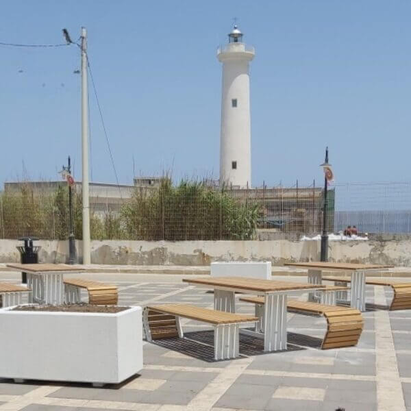 Picknickset voor bedrijventerreinen bestellen Duurzame picknickset met houten zitbanken en een stevig stalen frame, ontworpen voor openbare ruimtes zoals parken en pleinen.