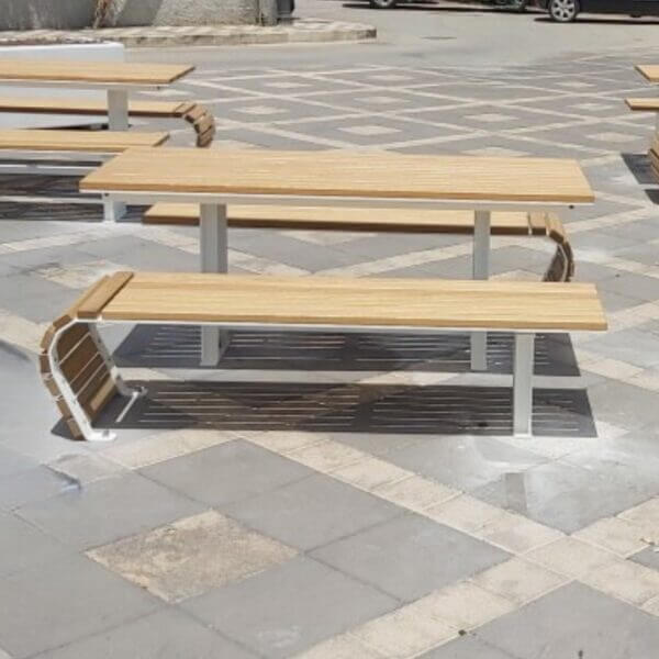 Picknickset-Contour-openbare-ruimte-kopen Moderne picknickset met houten zitvlakken en tafelblad, ondersteund door een stevig wit stalen frame. Geschikt voor openbare ruimtes en pleinen.