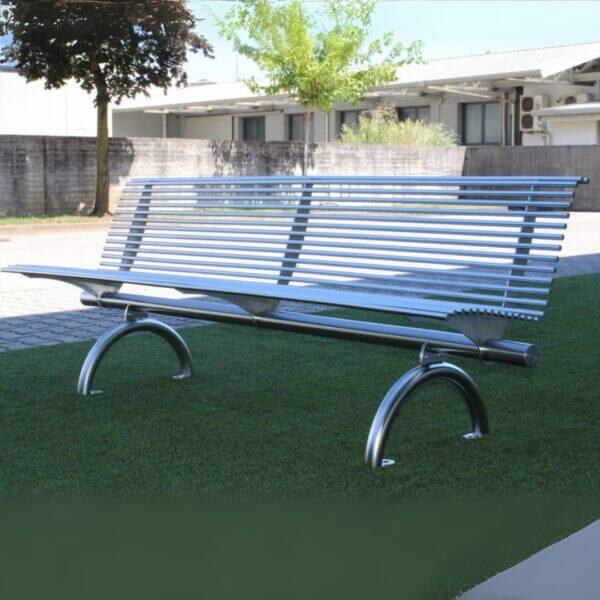 RVS parkbank direct bestellen RVS parkbank met moderne uitstraling geplaatst in een buitenomgeving.