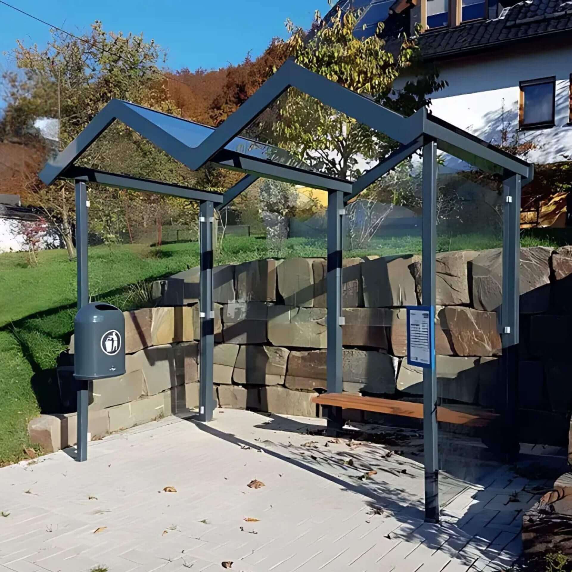 Moderne rokershok met glazen zijwanden en zadelvormig dak geplaats in een buitenomgeving
