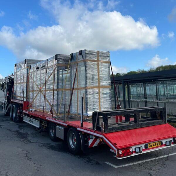 Rookoverkapping, fietsoverkapping, wachterhuisje kopen Volle trailer met wachtershuisje en meerdere overkappingen van Umfeldt klaar voor transport en levering
