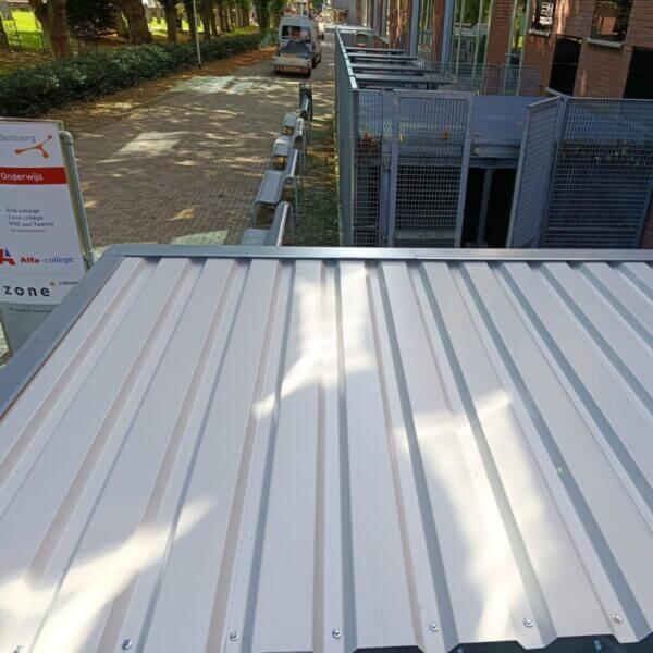 Trapeziumdak van een bouwpakket rookhok Trapeziumdak van rookabri en fietsenstalling type Leipzig, geplaatst door Umfeldt.