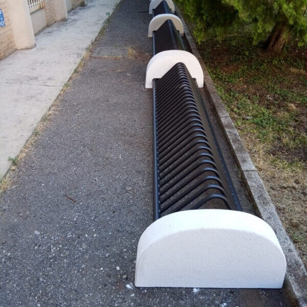 Vrijstaande en verplaatsbare fietsenrek met betonvoet kopen Vrijstaand en verplaatsbaar fietsenrek met zwarte stalen beugels en betonnen voeten