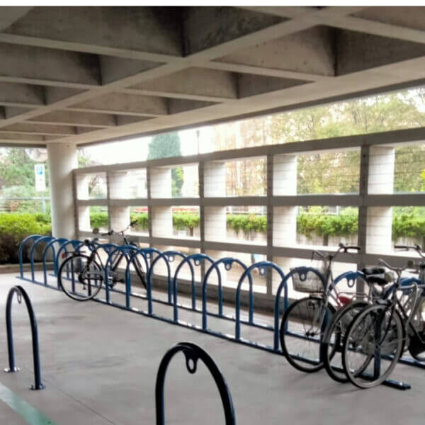 Vrijstaande fietsleunbeugel kopen Vrijstaande fietsleunbeugels met geparkeerde fietsen in een overdekte fietsenstalling