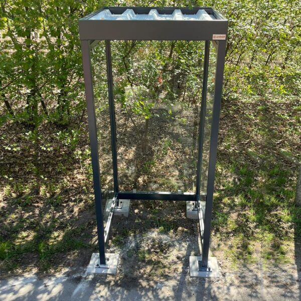 Wachtershuisje van staal en glas kopen Wachtershuisje van 1x1 meter van Umfeldt geplaatst op fundering bij kazerne in Ermelo
