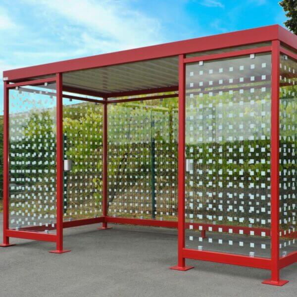 Rookabri kopen – stijlvolle en functionele oplossing Moderne rookabri met een rood stalen frame en transparante glazen wanden voorzien van een stijlvol patroon.