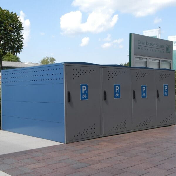 Modulaire fiets opbergbox met parkeervak aanduiding Grijze en blauwe fiets opbergboxen met parkeerpictogrammen