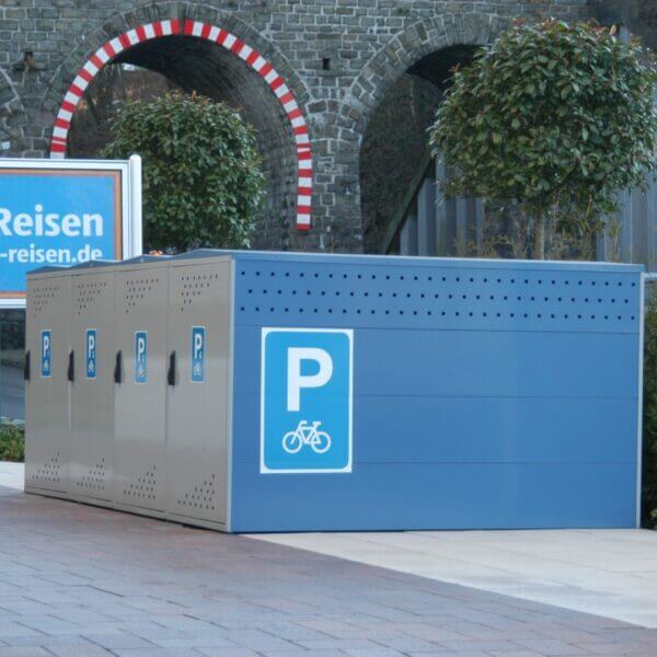 Fiets opbergbox voor openbare ruimte in kleur Fiets opbergboxen in blauw en grijs met parkeerbord