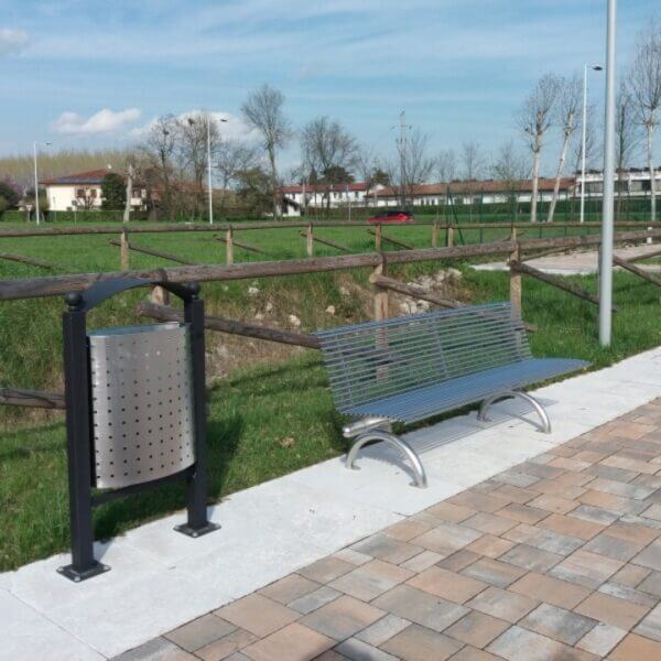 Strakke RVS parkbank – tijdloos design voor elke buitenruimte Moderne RVS parkbank met prullenbak, perfect voor openbare ruimtes en parken.