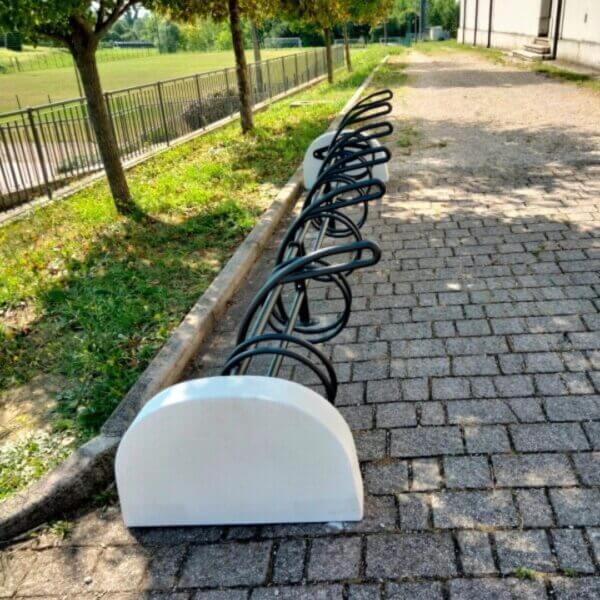 Fietsenrek met betonvoet en plek voor 6 fietsen aanschaffen Vrijstaand fietsenrek met slotoog-beugels en betonnen eindstukken, geschikt voor 6 fietsen