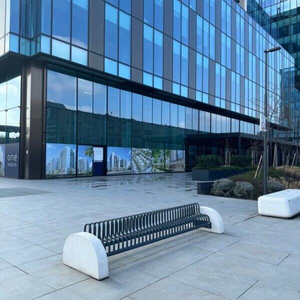 Fietsenrek Gamma met betonblok aanschaffen Fietsenrek van staal en beton geplaatst voor modern kantoorgebouw