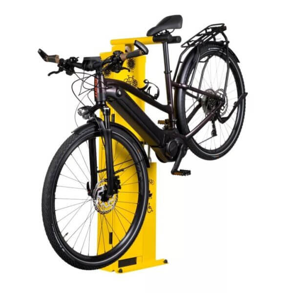 fiets-onderhoudsstation-umfeldt-scandic-met-deur-25 Geel fietsreparatiestation met opgehangen e-bike