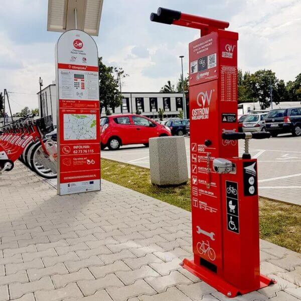 fiets-onderhoudsstation-umfeldt-scandic-met-deur-28 Publiek fietsreparatiestation in rood met geïntegreerde fietspomp op parkeerterrein