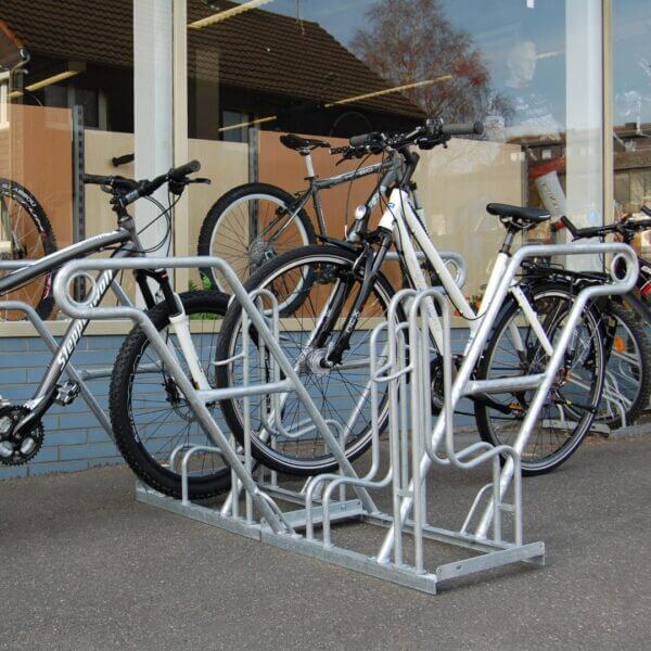 Fietsenrek 4 fietsen met voorwielsteun kopen Fietsenrek voor 4 fietsen, voorzien van extra voorwielondersteuning en geschikt voor fietsen met schijfremmen.