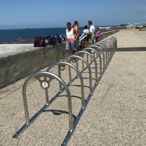 Verplaatsbaar RVS fietsenrek met slotoog voor tijdelijke plek Verplaatsbaar fietsenrek van RVS met slotoog voor tijdelijk gebruik