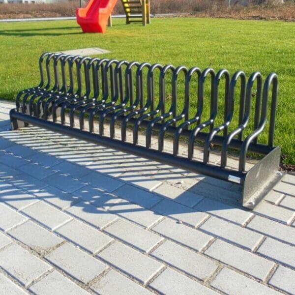 fietsenrek-gamma-kopen Zwart stalen fietsenrek met hoge wielbeugels en grond verankering