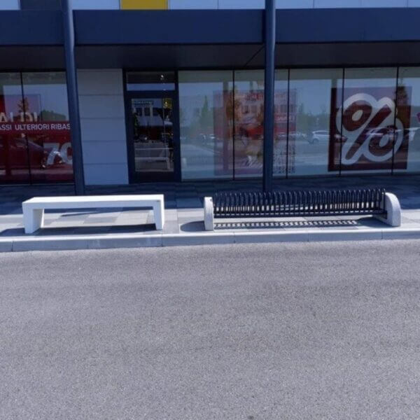 Lang fietsenrek Gamma met hoge voorwielbeugels en beton Lang zwart fietsenrek met hoge wielbeugels en betonnen eindstukken