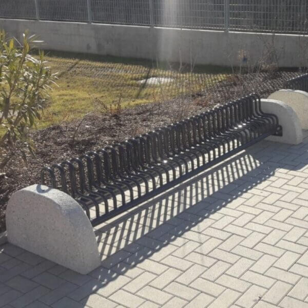 Fietsenrek Gamma met hoge wielsteun en betonblokken zwart staal Zwart fietsenrek met hoge voorwielondersteuning en betonblokken