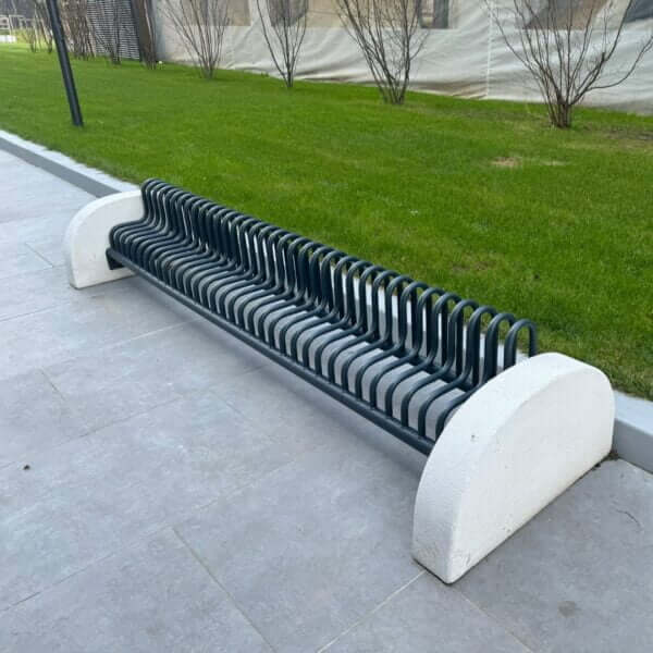 Fietsenrek Gamma direct online bestellen Fietsenrek van staal en betonblokken met gebogen voorwielbeugels voor extra ondersteuning.