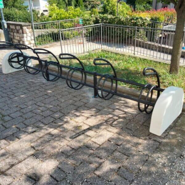 Design fietsenrek met slotoog voor 6 fietsen kopen Design fietsenrek met zwarte beugels, betonvoeten en slotoog, geschikt voor het parkeren van 6 fietsen