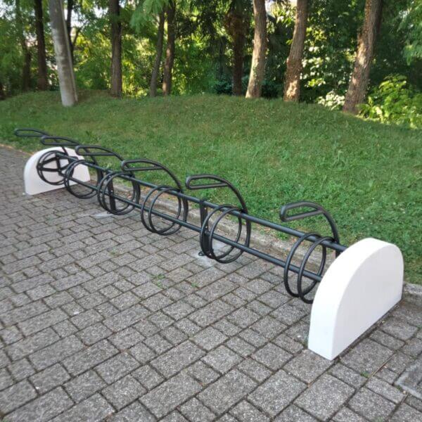 fietsenrek-strike-concrete-vrijstaand-kopen Vrijstaand zwart fietsenrek met betonvoet en leunbeugel met slotoog, geplaatst op bestrating