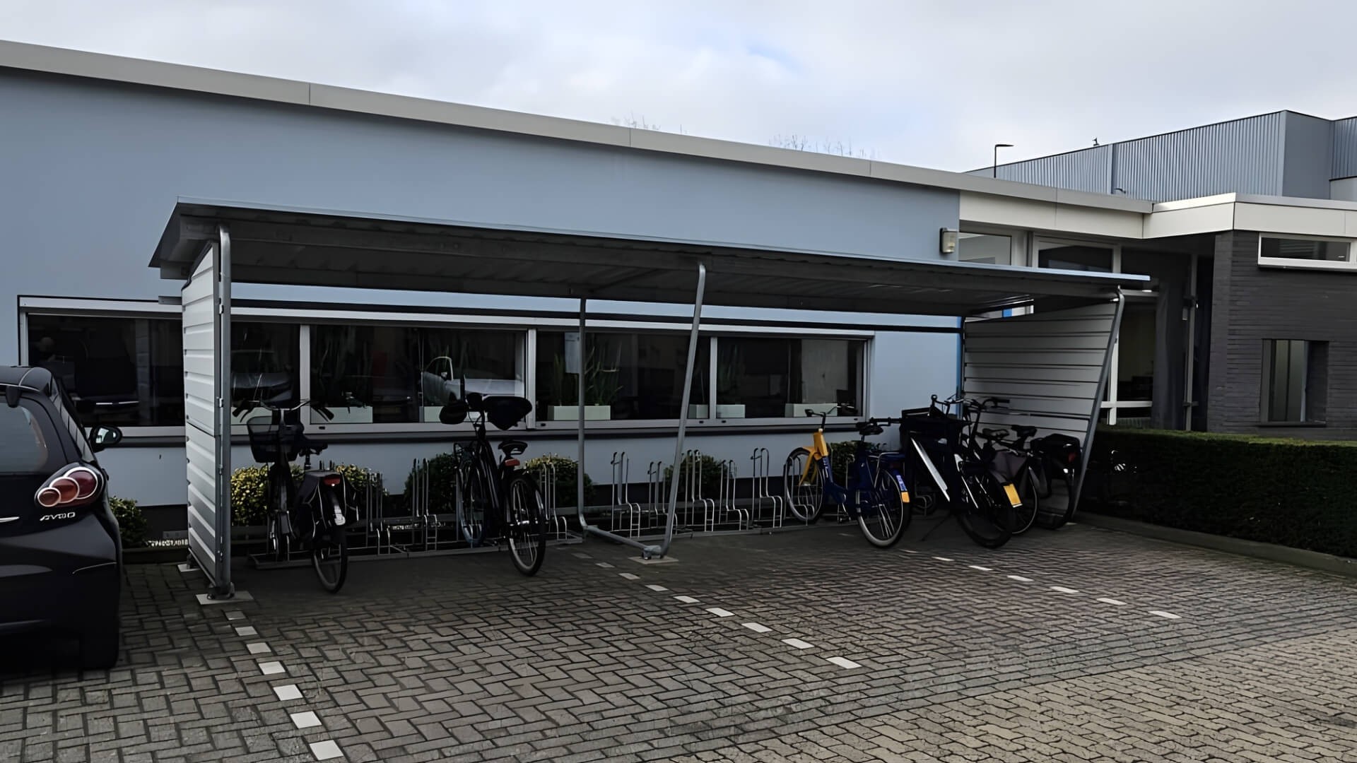 Fietsoverkapping met fietsenrekken bij het kantoor van Knauf in Utrecht voor veilige en overdekte fietsstalling.
