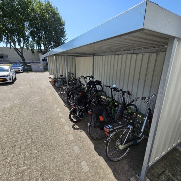 fietsenstalling bouwpakket direct online kopen Fietsenstalling als bouwpakket met optionele zij- en achterwand bij een bedrijfspand.