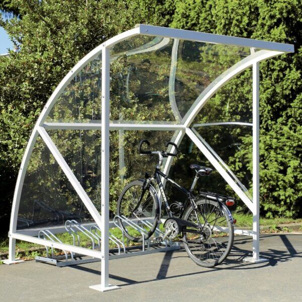 Bouwpakket fietsoverkapping in RAL 9002 direct kopen Witte bouwpakket fietsoverkapping met gebogen polycarbonaat zijpanelen en dak, inclusief hoog-laag fietsenrek voor 4 fietsen.